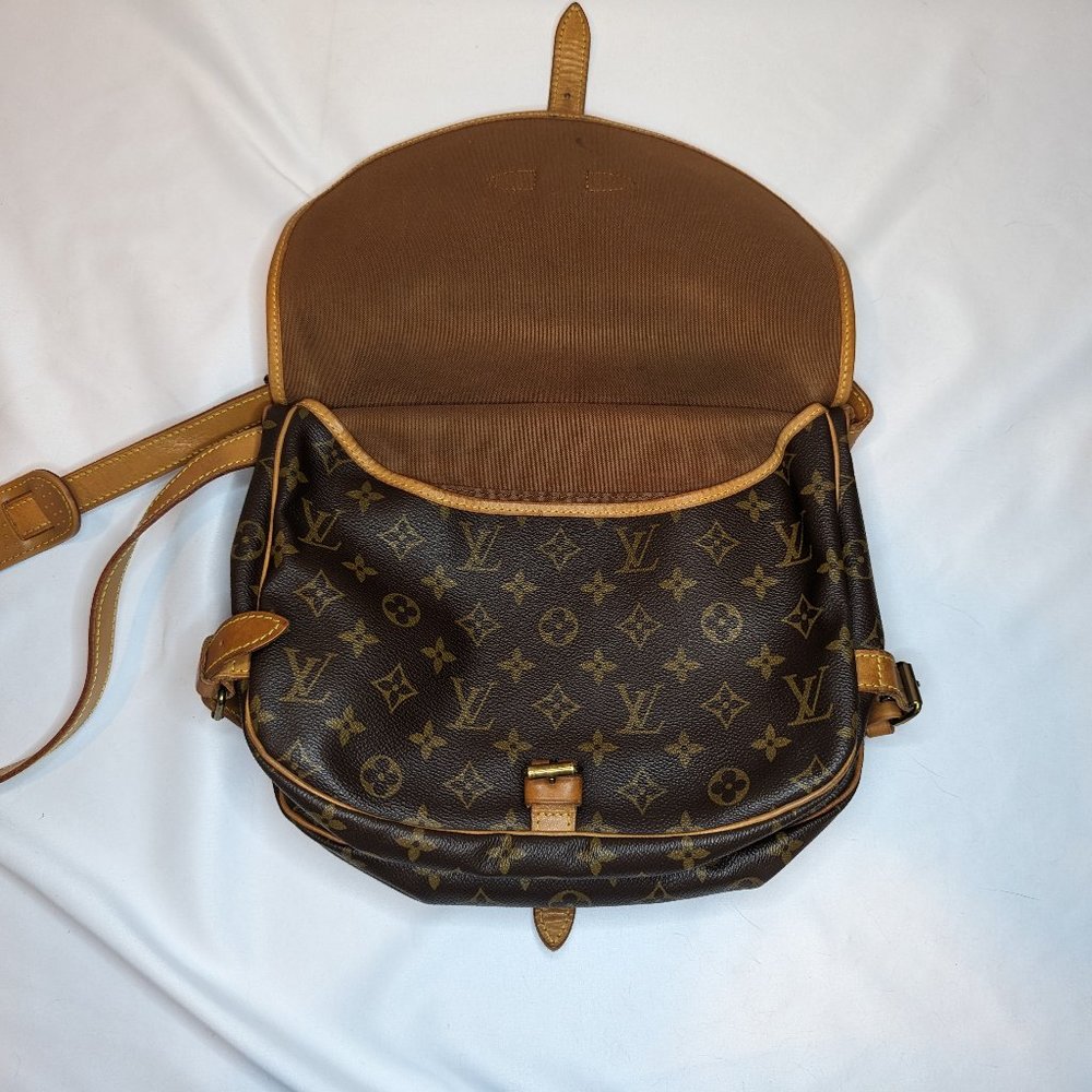 LOUIS VUITTON Saumur 35 Saddlebag - Picture 10 of 13
